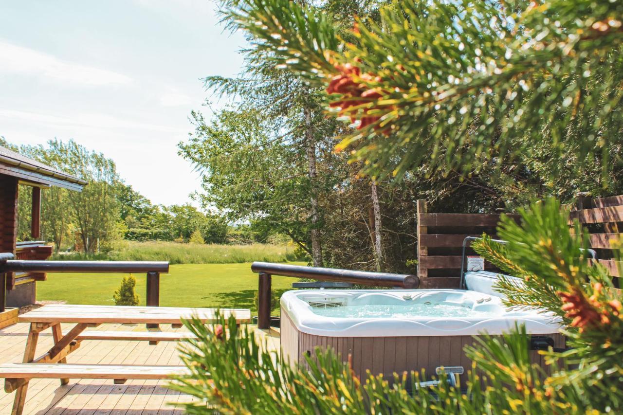 Tomatin - Luxury Two Bedroom Log Cabin With Hot Tub Berwick Upon Tweed Eksteriør bilde